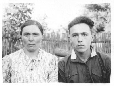 Сестра бабушки Рома (Разинькова) Мария Устиновна с сыном Петром Васильевичем. Проживали в х.Овадовка недалко от Тростянца. Сейчас их внуки и внучки живут в с.Становое, Тростянце и Харькове.
