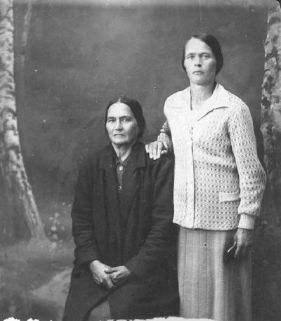 Фото через 37 лет. Моя Бабушка Орехова (Разинькова)Марфа Устиновна с мамой.