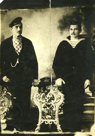 Мой прадед (справа)боцман Разиньков Устин (х.Пяткино) в период службы 1901-1903 годы на крейсере "Аврора"