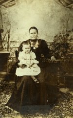 Моя прабабушка Разинькова Александра Ивановна(х.Пяткино) с дочерью Ореховой Марфой (моя бабушка, проживала до 1930 года в с.Олешня). Фото ателье И.Т.Бухарова в Ахтырке, 1901 год.
