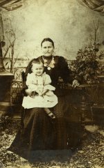 Моя прабабушка Разинькова Александра Ивановна(х.Пяткино) с дочерью Ореховой Марфой (моя бабушка, проживала до 1930 года в с.Олешня). Фото ателье И.Т.Бухарова в Ахтырке, 1901 год.
